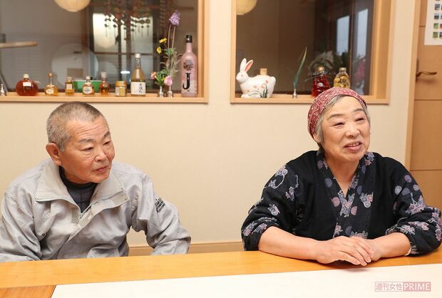 同店の女将・高橋ちよ子さん（右）と夫の義治さんは村に戻ってはつらつとしている