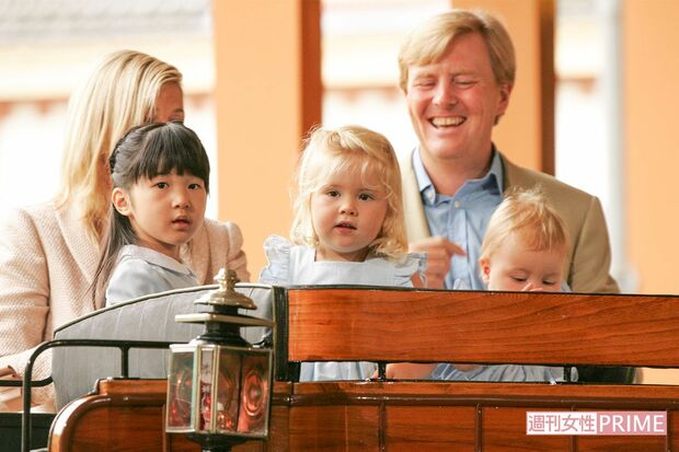 4歳の夏はご家族とオランダでご静養され、初めて海外をご訪問。オランダ王室の長女で2歳のアマーリア王女と仲よく遊ぶ姿も