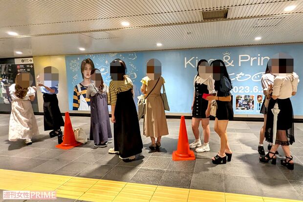 渋谷駅地下通路に展示されたKing & Prince『なにもの』巨大広告と記念撮影をするための行列が