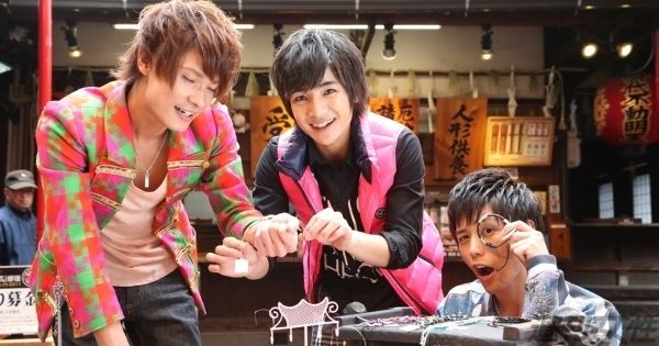  左から若菜太喜、本田剛文、勇翔。3人は名古屋テレビ塔のPRキャラクターを務めるユニット『誠』に所属。地元の代表的な商店街、大須のアーケードでのオフショット