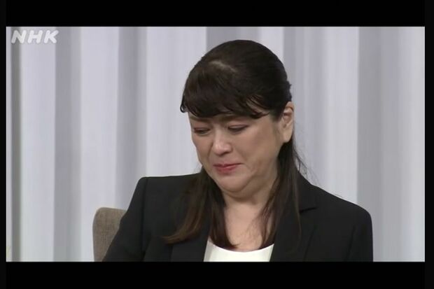 会見中涙ぐみ藤島ジュリー景子氏（NHKより）