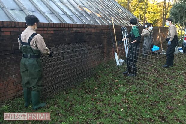 全長60メートルの金網のフェンスや池底をさらう道具がズラリ