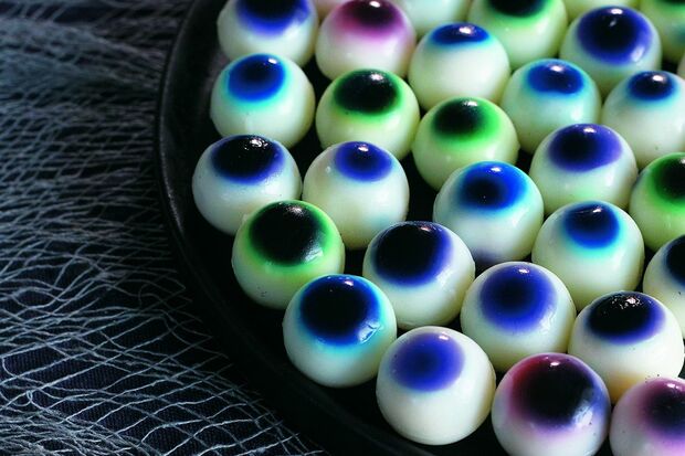 目玉の杏仁豆腐ハロウィンスイーツに欠かせないボディパーツシリーズの中でも、断トツでグロいルックスの目玉の杏仁豆腐。瞳を2層で表現すればキモさが倍増　『可愛くってホラーで美味しい！　キモめし』より
