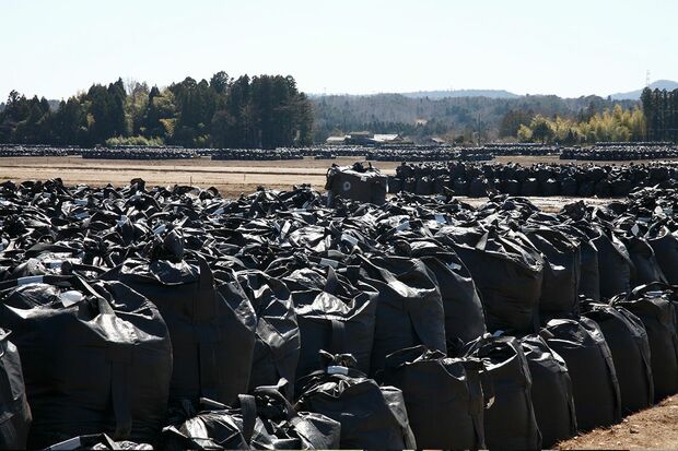 中間貯蔵施設の建設が進む大熊町。汚染土が入ったフレコンバッグは積み上げられたままだ　撮影／木野龍逸