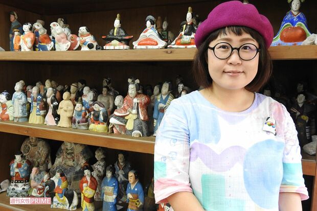 職人の下西さん。後ろに並ぶのは江戸時代から昭和初期の人形