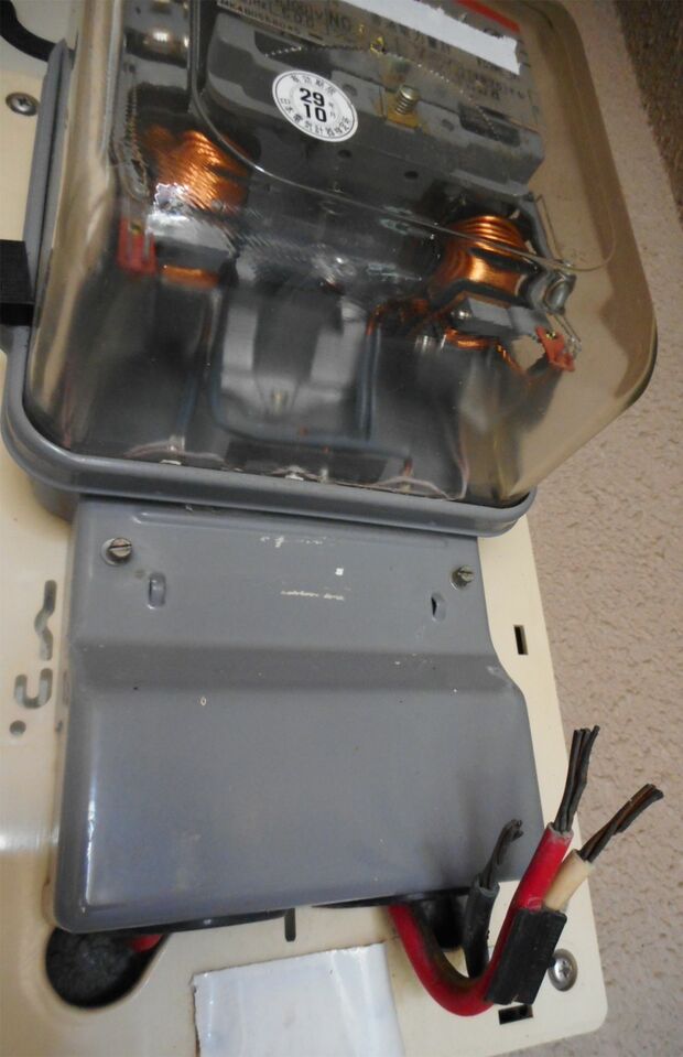 配線がカットされたフジイさん宅の電力メータ。