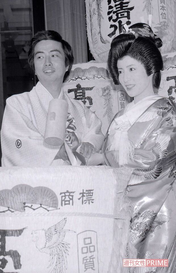 大和田獏と結婚。’83年の披露宴では、岡江さんは幸せな表情見せた