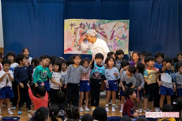 みわ幼稚園の子どもたちをステージにあげ、みんなで大合唱した　撮影／伊藤和幸