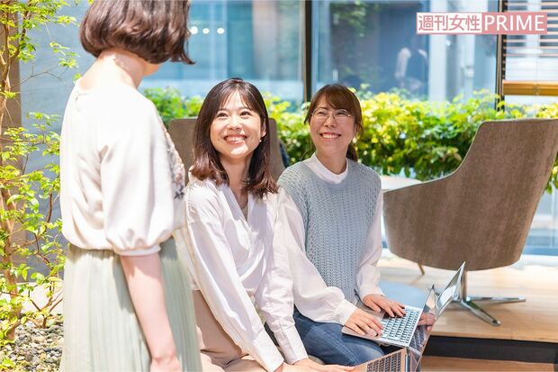 小日向えりさんが『ぴんぴんころり』のスタッフと。年齢層は幅広く、毎日充実している