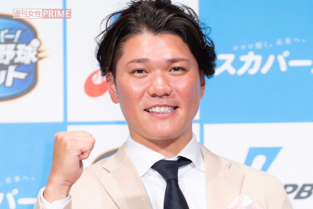 通算300本塁打の巨人・坂本勇人とグータッチの広島カープ・坂倉将吾にファン熱視線も、15億円・FA捕手の甲斐拓也は２軍ベンチの実情（2ページ目） | 週刊女性PRIME
