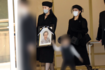 二三子さんの遺影を持つ承子さま（左）守谷絢子さんとご長男の姿も（7月28日）