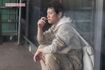 タバコを吸う中居正広（2012年、TBS『ATARU』ロケにて）
