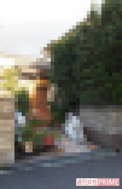 無人の容疑者宅。毎日、近くに住む息子が飼い犬の餌やりに訪れる