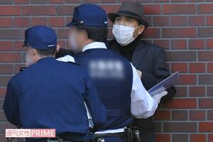 警察になだめられる野々村竜太郎