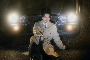 「欧米の映画みたい」英国ブランドのトレンチコートアンバサダーに就任した松本潤（ブランド公式HPより）