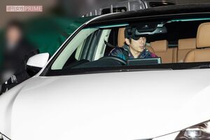 2018年10月、愛車で自宅マンションに帰ってきた二宮和也