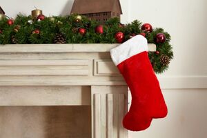 16世紀ごろ、ドイツでは保温性の高い、丈の長い靴下がブームに。金貨だけでなくプレゼントが入れられるように ※写真はイメージです