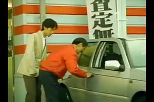 過去に放送されていたビッグモーターのCM。従業員が顧客の車のドアを叩きつけるように激しく何度も開閉（ツイッターより）