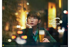 サントリーのCMシリーズ『プレモル子ちゃん』で『ちびまる子ちゃん』のたまちゃんを演じる伊藤沙莉（サントリーの公式ホームページより）