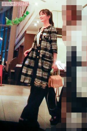 貫地谷しほり　スタッフとともに現れ、終始笑顔で挨拶をしていた