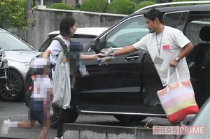 家族の荷物をすべて持つ魔裟斗と、妻の矢沢心