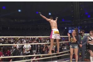 『RIZIN』で朝倉未来選手との一戦を制し、喜びを爆発させるクレベル選手。横にゆきぽよが（RIZIN FIGHTING FEDERATIONより）