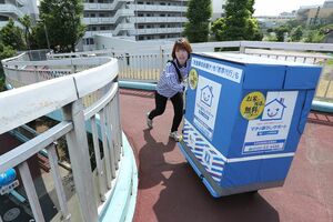 台車には300kgまで積み込むことができるが、安定しないので積みすぎないように注意する。冷たいものを運ぶときは保冷剤も欠かせない。