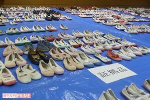 千葉県警松戸署で公開された光澤容疑者宅から押収された上履き（千葉県警提供）