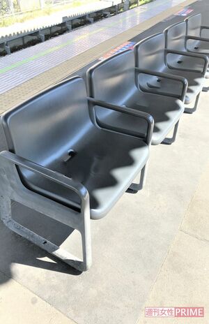 スマホを設置したとみられるベンチ。直後は花などが手向けられていた