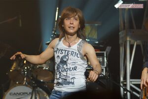 ライブで躍動する山根康広