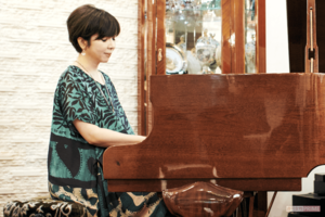 シンガー・ソングライター、岡本真夜