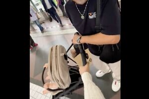 Nさんが持つベビーカーのハンドルを掴む初老男性