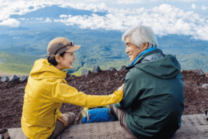 映画でも情感ゆたかに描かれる、長年連れ添った夫婦の絆。夫の「正明」を演じているのは佐藤浩市（（C）2025「てっぺんの向こうにあなたがいる」製作委員会）