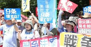  採決のあった15日の国会前。昼も夜も、NO!　と言えるたくましい女性が怒りの声を上げた