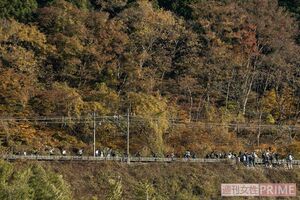線路に侵入し横断、かなりの人数が危険な線路脇を歩き、撮影地に群がっている