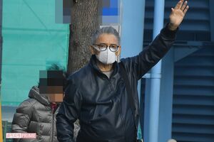 バス停でタクシーをつかまえる萩原健一（2019年1月撮影）