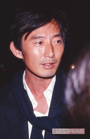 1996年10月、長谷川理恵との不倫報道を受けて取材に答える石田純一