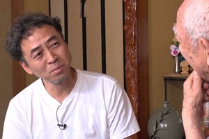 BSよしもと『戦後80年特番』第1部で元特攻隊員の男性の自宅を訪問するペナルティのワッキー