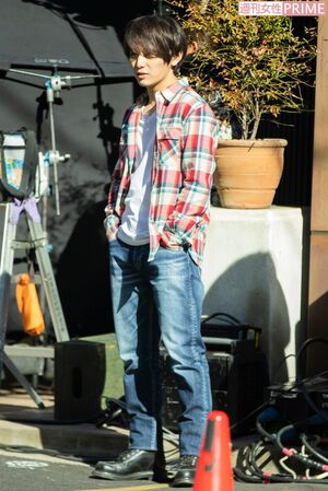 主演映画のスタッフと楽しそうに話す山田涼介