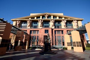 ディズニー・アニメーション・スタジオ(ロサンゼルス)に潜入! スタジオの建物は、白雪姫に登場する7人のこびとが、柱となって支えている (c)2018 Disney. All Rights Reserved.