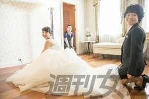 共演する佐々木希と収録の合間、リラックスした表情に