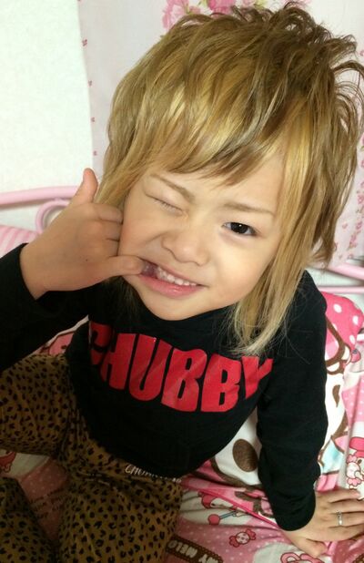 「小学生ホスト」と呼ばれていた当時の琉ちゃろ君、決めポーズもホストっぽい