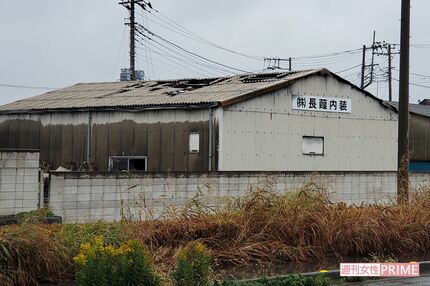 放火された建物の屋根は、11月時点でも焼け落ちたままで床に雨がたまっていた
