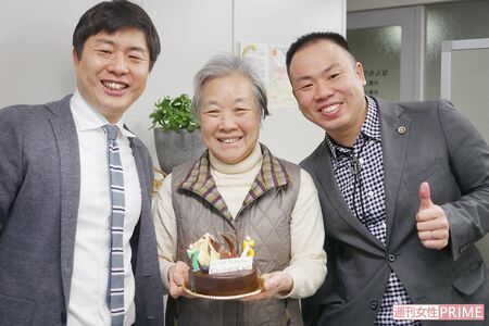 2019年3月、事務所でヤヱさんの誕生日を祝った　撮影／齋藤周造