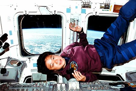 宇宙では地球を見ながらの食事が気分転換に（画像提供：JAXA/NASA）