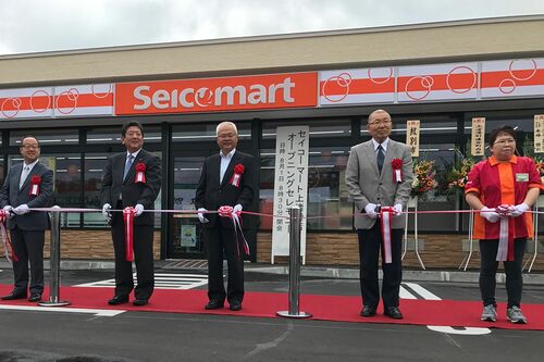 8月にオープンした紋別市・上渚滑店。買い物難民対策で市が誘致、建設費を補助した。イートインコーナーはバス待合所も兼ねる
