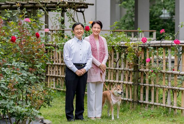 写真／宮内庁  東宮御所のバラが咲くお庭で愛犬の由莉と