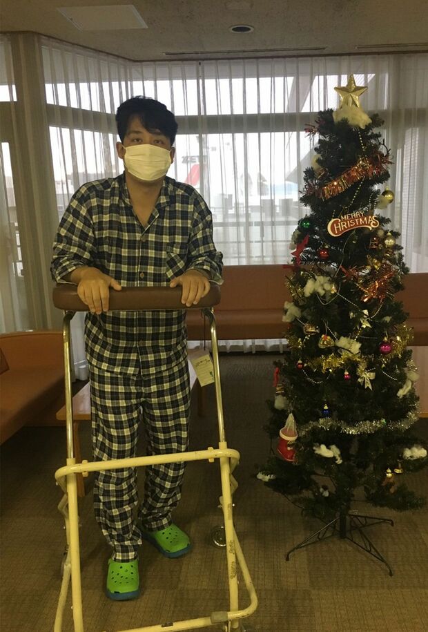 手術を受け、大阪市内の病院に入院した「藤崎マーケット」の田崎佑一。腎臓の出血が止まらず長引いた（本人提供）