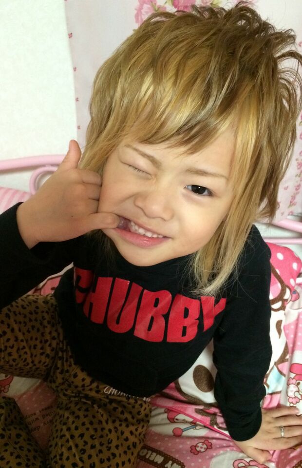 「小学生ホスト」と呼ばれていた当時の琉ちゃろ君、決めポーズもホストっぽい