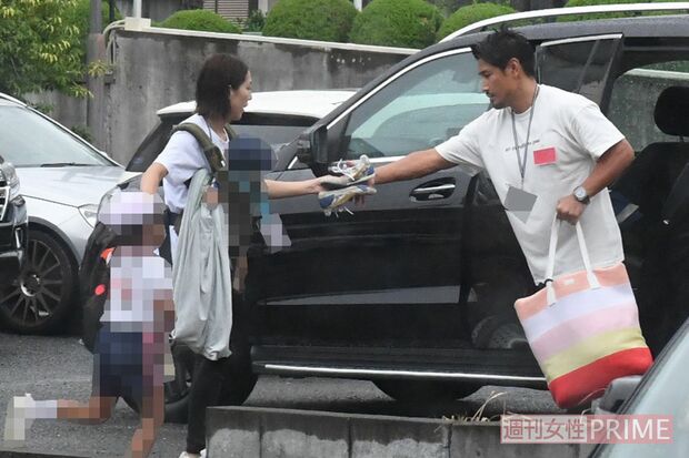 家族の荷物をすべて持つ魔裟斗と、妻の矢沢心